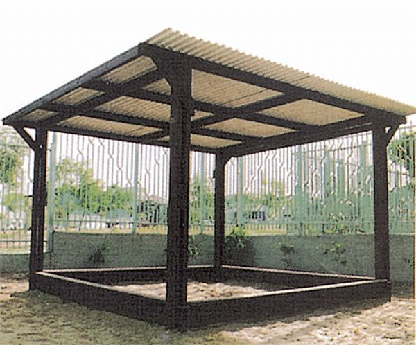 סככה עם קירוי ישר וארגז חול