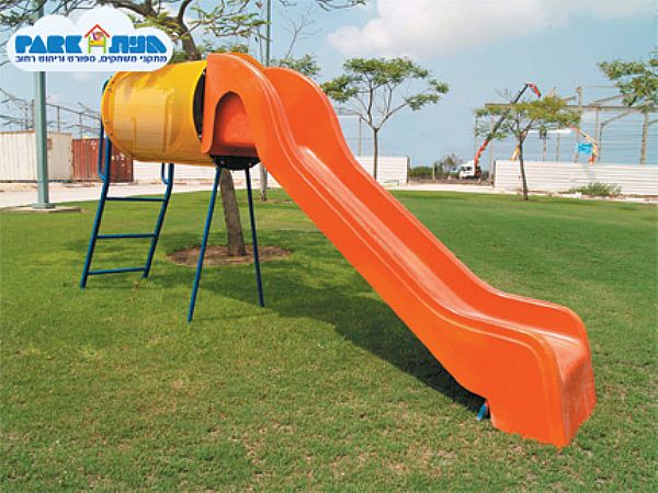 מגלשה עם מנהרה - מתקן חצר