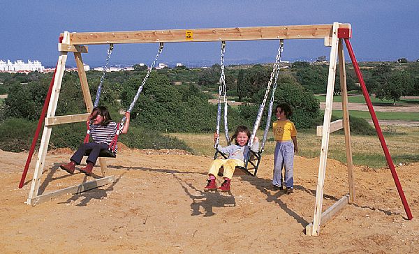 נדנדת עץ דו מושבי