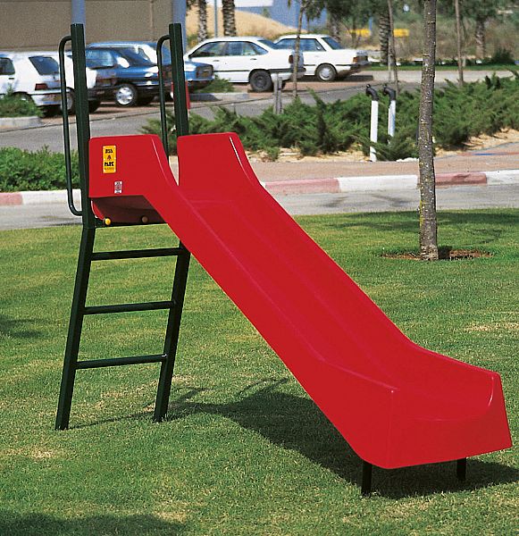 מגלשה עם סולם מתכת - מתקן חצר