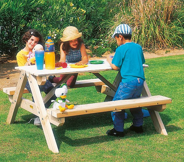 שולחן חצר עם ספסלים