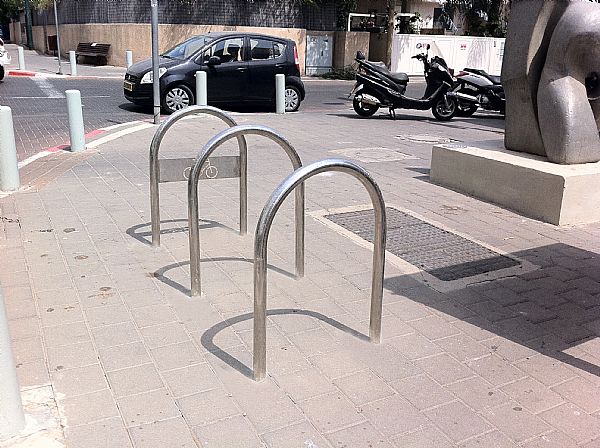 מתקן לאופניים מנירוסטה ללא שלט