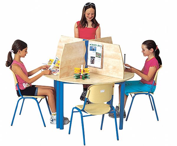 שולחן עגול ומחיצות מרחבים