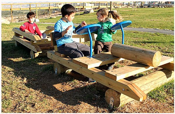 "רכבת ההפתעות" מתקן חצר