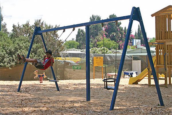 מתקן נדנדות ממתכת תלת מוושבי